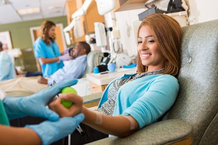 Frau mit Anti-Stress-Ball