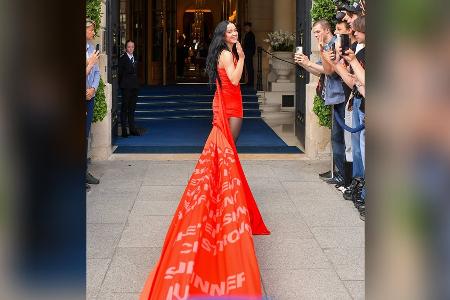 Katy Perry begeistert in Paris mit 150 Meter langer Schleppe