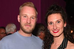 "Bridgerton"-Stars Bessie Carter und Sam Phillips sind ein Paar