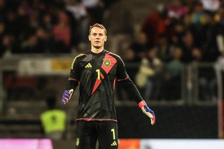 TOR: Manuel Neuer - Note: 2,5 - An Neuer schieden sich vor EM-Start die Geister. Die gute Nachricht: Die Nummer eins ließ sich davon nicht beeindrucken. Gegen Schottland noch beschäftigungslos, zeigte Neuer gegen Ungarn und die Schweiz starke Paraden. Überraschend schwach waren jedoch seine Zuspiele für die Mitspieler, eigentliche eine Stärke des Routiniers.