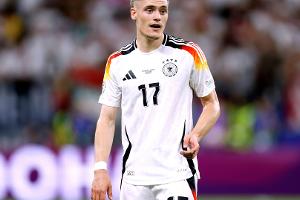 DFB-Team in den weißen Trikots gegen Dänemark