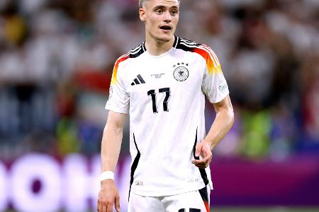 DFB-Team in den weißen Trikots gegen Dänemark