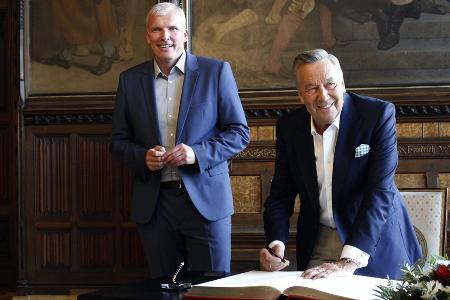 Roland Kaiser in Erfurt: Neben dem Papst im Goldenen Buch