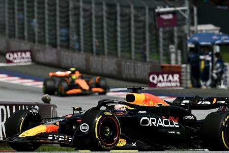 Der große Knall: Verstappen und Norris crashen, Russell siegt