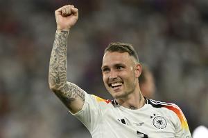 Raum und Oma Rosi: "Da drückt man nicht weg!"