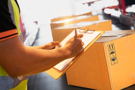 Mann notiert sich was aufs Klemmbrett