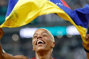 Trotz Olympia-Aus: Rojas Fahnenträgerin in Paris