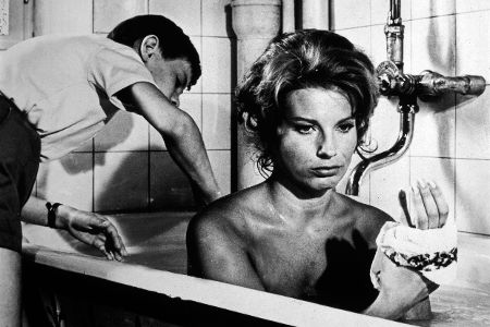 Frau in Badewanne bekommt von Mann den Rücken geschrubbt, schwarzweiß