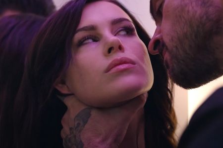 Mann hat Frau am Hals gepackt