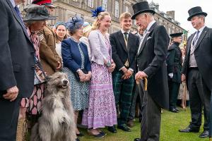 König Charles III. empfängt 8.000 Schotten zu Gartenparty