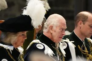 König Charles nimmt Königin Camilla in den Distelorden auf