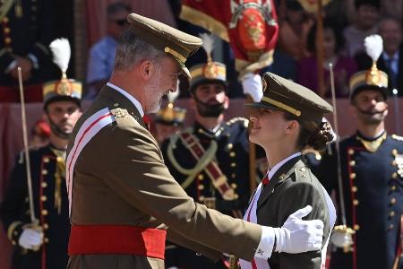 König Felipe von Spanien: Militärische Ehren für Tochter Leonor