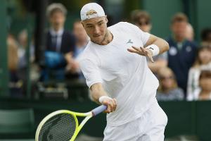 Struff beißt sich gegen Zhang durch