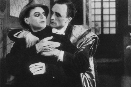 Zwei Männer umarmen sich und schauen sich an, schwarzweiß