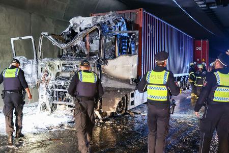 Lastwagen-Brand im Hamburger Elbtunnel