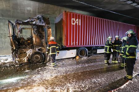 Lastwagen-Brand im Hamburger Elbtunnel