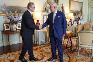 König Charles ernennt Keir Starmer zum neuen Premierminister