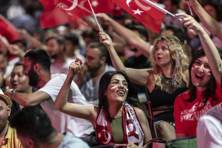 Polizei ruft Fans zum Verzicht auf Wolfsgruß auf