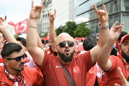 Wolfsgruß-Geste: Polizei beendet türkischen Fanmarsch