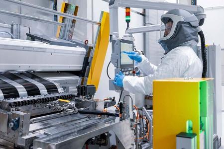 Mercedes eršffnet eCampus am Stammwerk Stuttgart UntertŸrkheim