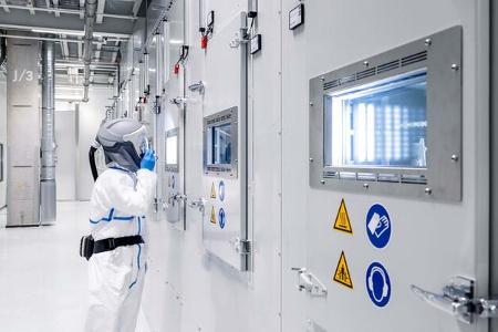 Mercedes eršffnet eCampus am Stammwerk Stuttgart UntertŸrkheim