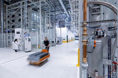 Mercedes eršffnet eCampus am Stammwerk Stuttgart UntertŸrkheim