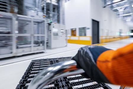 Mercedes eršffnet eCampus am Stammwerk Stuttgart UntertŸrkheim