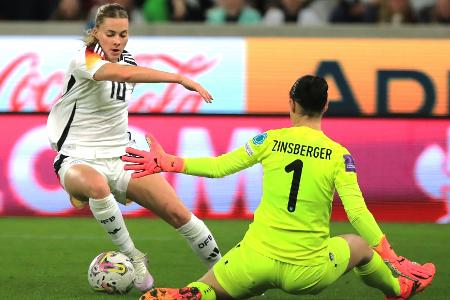 Olympia-Einkleidung: DFB-Star Freigang im Outfit-Stress