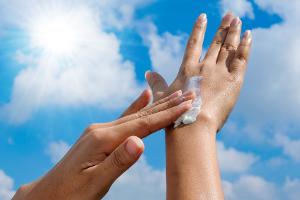 Sonnencreme selbst herstellen? So gefährlich ist das