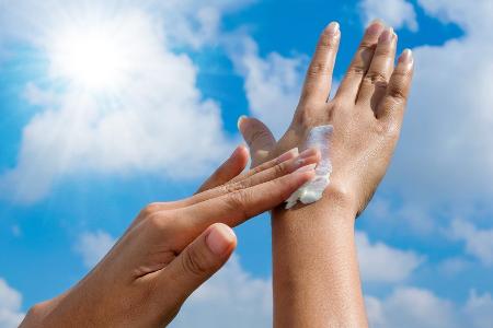 Sonnencreme selbst herstellen? So gefährlich ist das