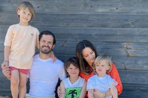 Carl Philip und Sofia: Ihr Jüngster grummelt auf Familienfoto