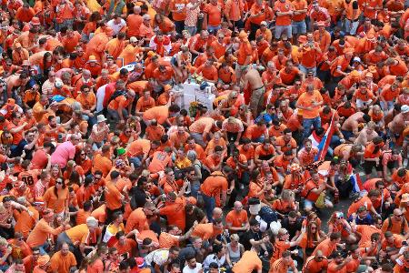 Oranje überall: Riesiger Fanmarsch in Dortmund