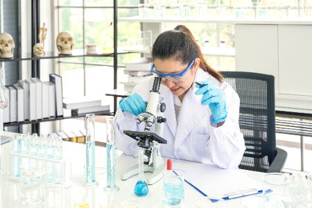 forscherin im labor