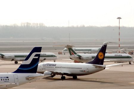lufthansa flugzeug auf rollfeld