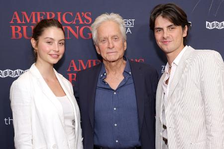 Michael Douglas kommt mit seinen Kindern auf den roten Teppich