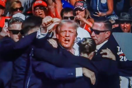 Schüsse bei Wahlkampf-Event: Donald Trump verletzt, ein Besucher tot