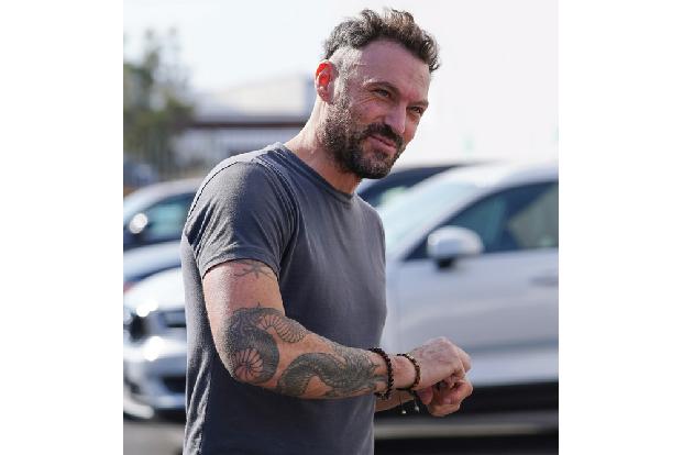Brian Austin Green, der als David Silver in derselben Serie mitspielte, schrieb in seiner Story: 
