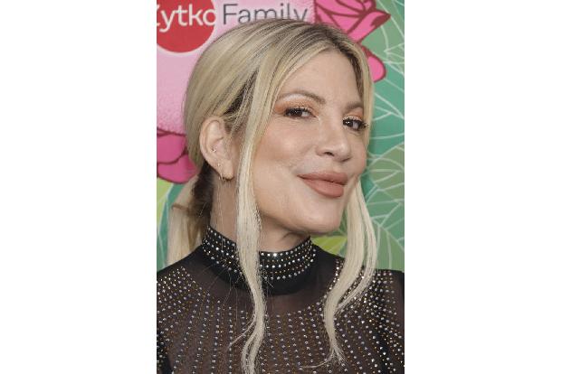 Tori Spelling gestand, dass sie immer noch mit der Nachricht zu kämpfen hat.