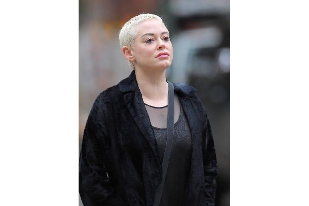 Rose McGowan, die in 'Charmed' mitgespielt hatte, allerdings nicht direkt mit Shannen, nahm via Instagram Abschied:  