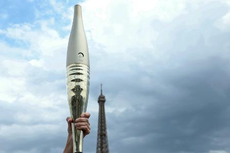 Fackellauf-Spektakel auf Pariser Eiffelturm