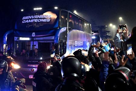 Argentiniens Copa-Sieger von Hunderten Fans empfangen