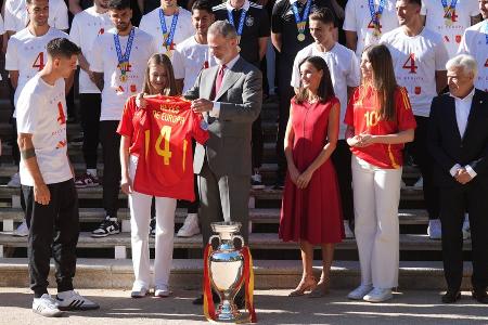 König Felipe und seine Familie empfangen die spanischen Europameister