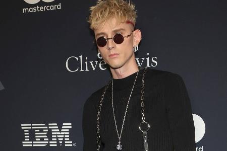 Machine Gun Kelly hat sich Vampir-Reißzähne einsetzen lassen