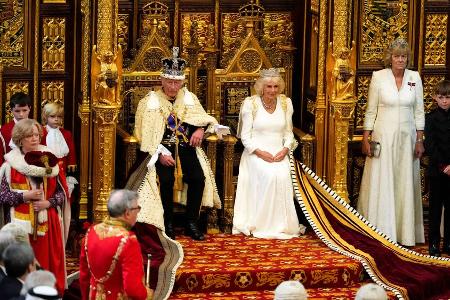 König Charles III. eröffnet Parlament mit Staatskrone - und Camilla