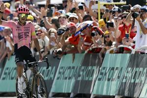 Carapaz gewinnt 17. Etappe der Tour de France