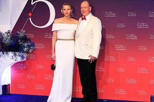 Schulterfreie Robe: Fürstin Charlène versprüht Hollywood-Glamour