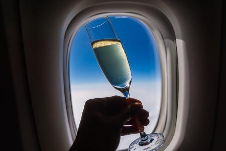 Wie gefährlich ist es, Alkohol im Flugzeug zu trinken?