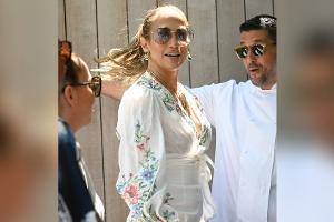 Jennifer Lopez feiert ihren Geburtstag mit "Bridgerton"-Party vor