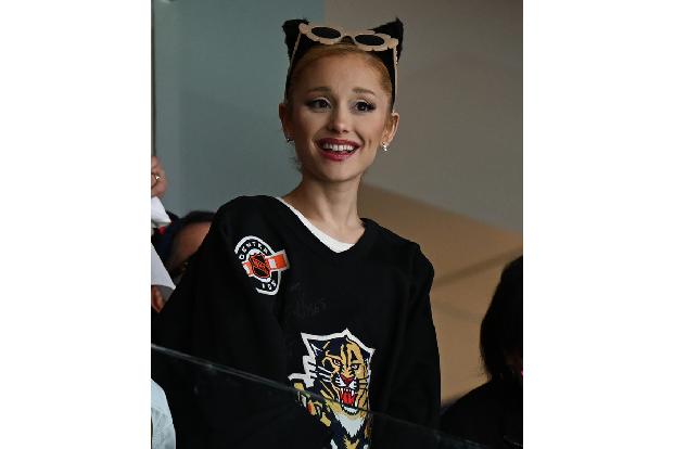 Ariana Grande teilte in ihrer Instagram Story ein Foto von Joe Biden und seiner Vizepräsidentin Kamala Harris, die eine der möglichen Nachfolger*innen ist, und schrieb dazu: 