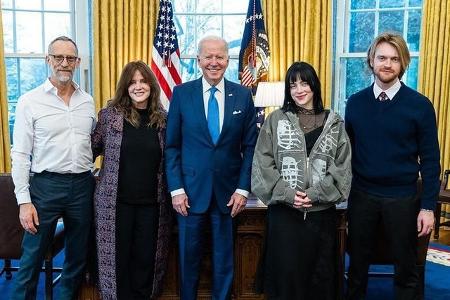 Billie Eilishs Bruder Finneas O'Connell teilte ein Foto vom Besuch der Geschwister im Weißen Haus und schrieb dazu: 